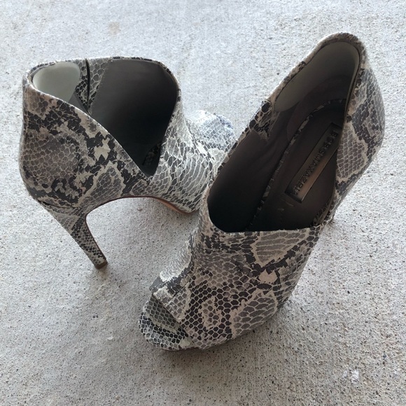 BCBGMaxAzria Snakeskin Heels Size 6 - Picture 3 of 6